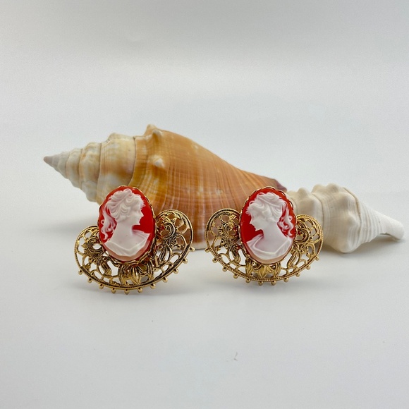Resin Cameo Earrings, NOS, Gold Filigree Setting, Clip Ons, Victorian, Coquette - Picture 9 of 11